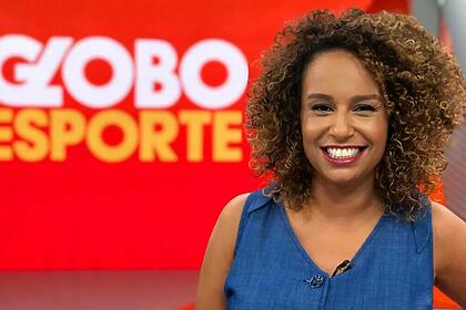 Karine Alves em foto posada no cenário do Globo Esporte