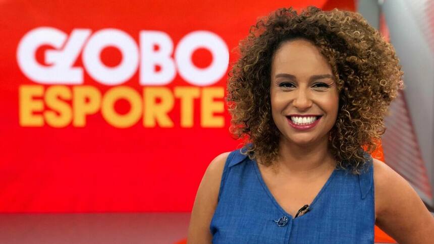 Karine Alves em foto posada no cenário do Globo Esporte