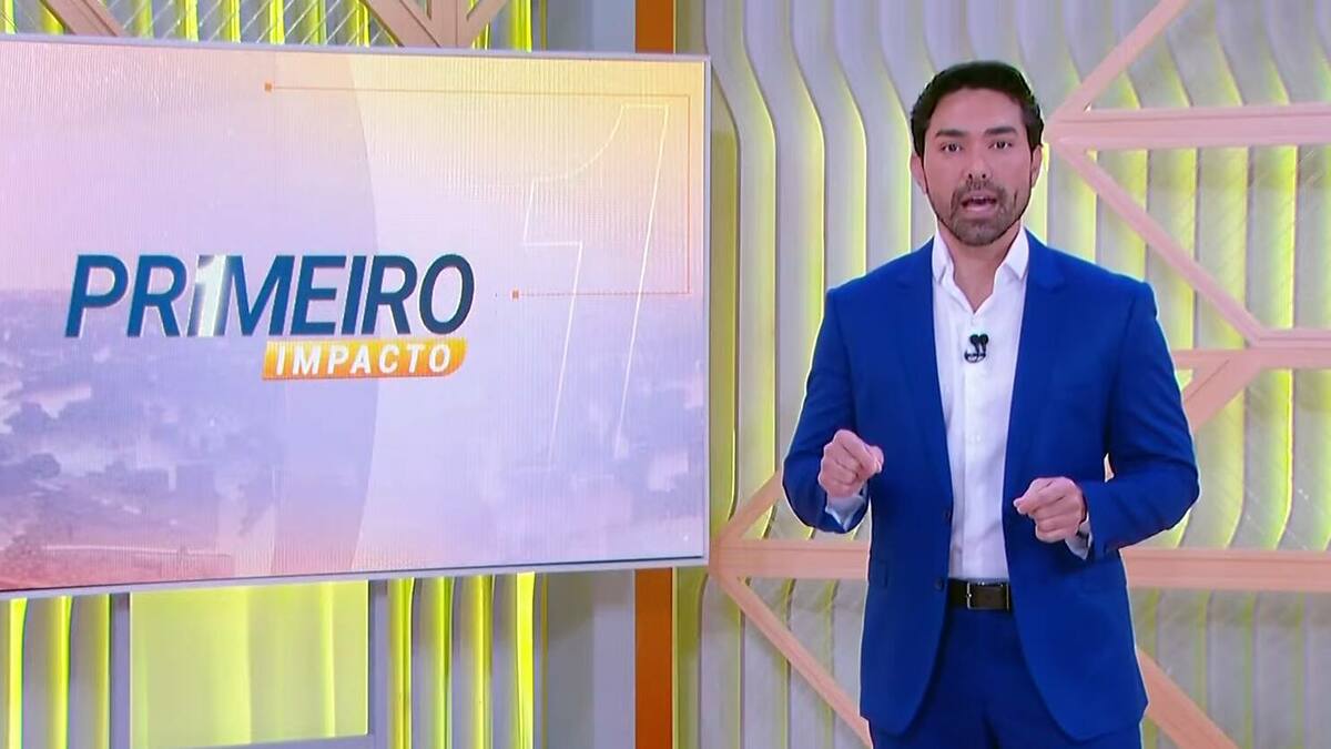 Kenzô Machida em frente ao telão no estúdio do Primeiro Impacto