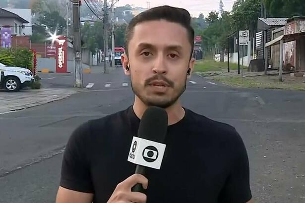 Repórter Leo Bartz em uma entrada ao vivo no Hora 1