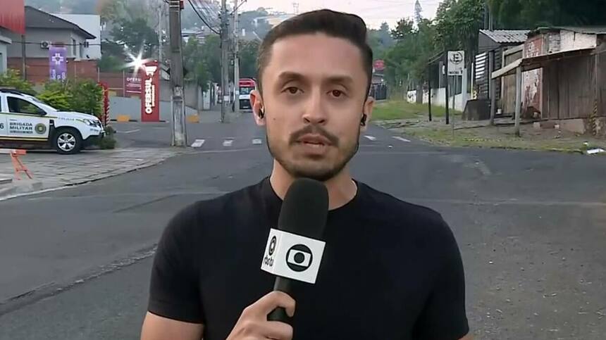 Repórter Leo Bartz em uma entrada ao vivo no Hora 1