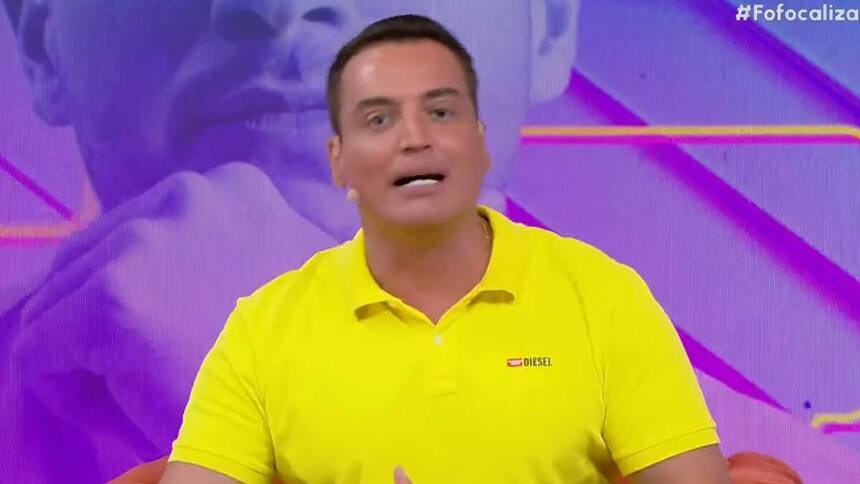 Leo Dias de blusa amarela no Fofocalizando