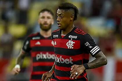 Leo Ortiz e Bruno Henrique em campo pelo Flamengo