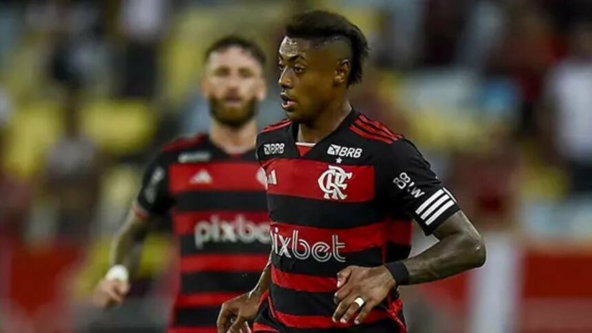 Leo Ortiz e Bruno Henrique em campo pelo Flamengo