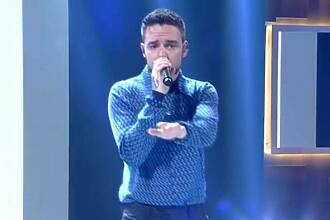 Liam Payne cantando no cenário do Encontro