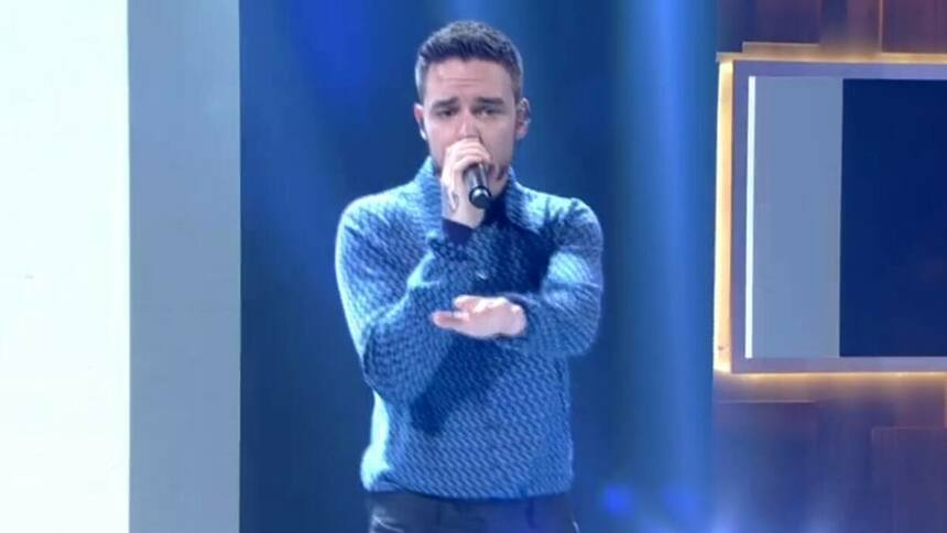 Liam Payne cantando no cenário do Encontro