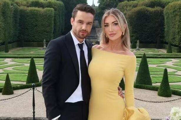 Liam Payne e a namorada Katie Cassidy em foto posada abraçados de lado