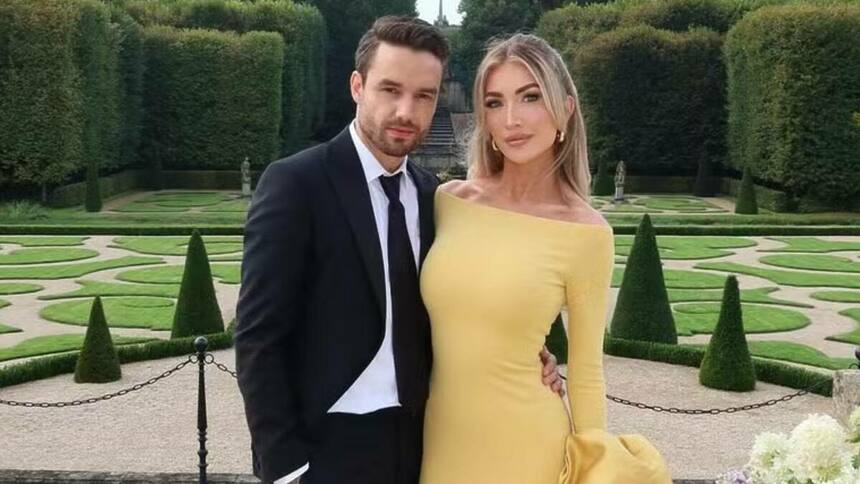 Liam Payne e a namorada Katie Cassidy em foto posada abraçados de lado