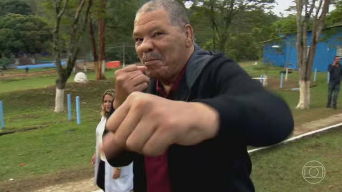 Maguila mostrando o punho em trecho de reportagem no Jornal Nacional