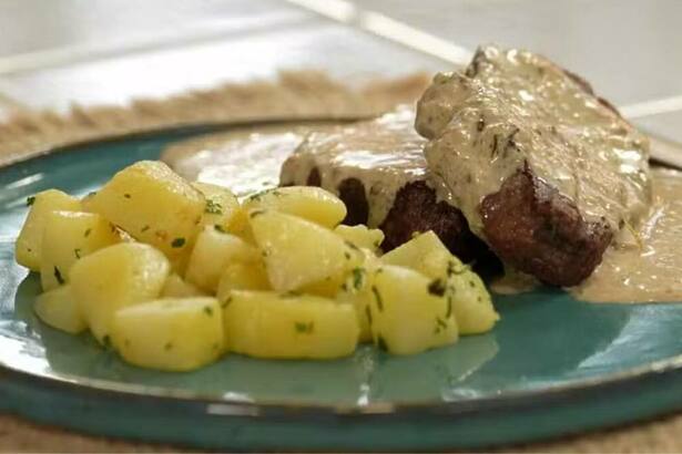 Medalhão na brasa com molho de mostarda, em trecho de receita no É de Casa