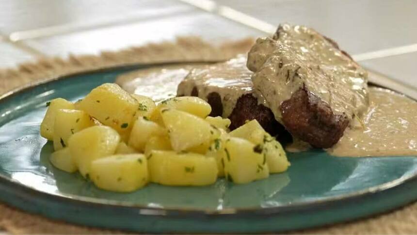 Medalhão na brasa com molho de mostarda, em trecho de receita no É de Casa