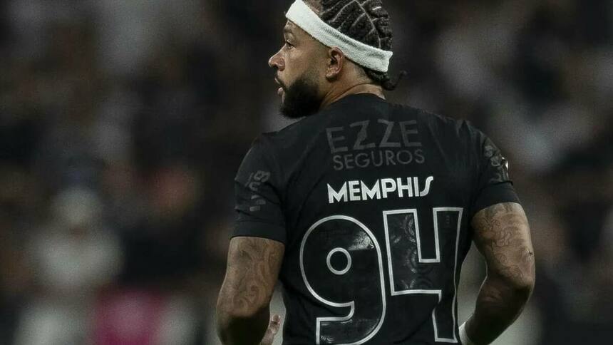 Memphis Depay com a camisa do Corinthians