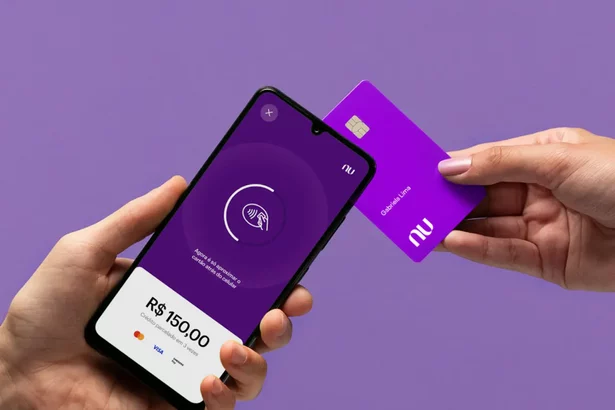 Mão segura celular com app do Nubank aberto