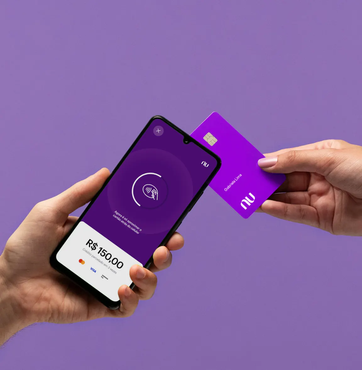 Mão segura celular com app do Nubank aberto