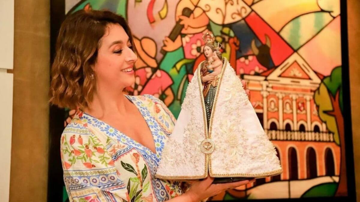 Catia Fonseca com a imagem de Nossa Senhora de Nazaré