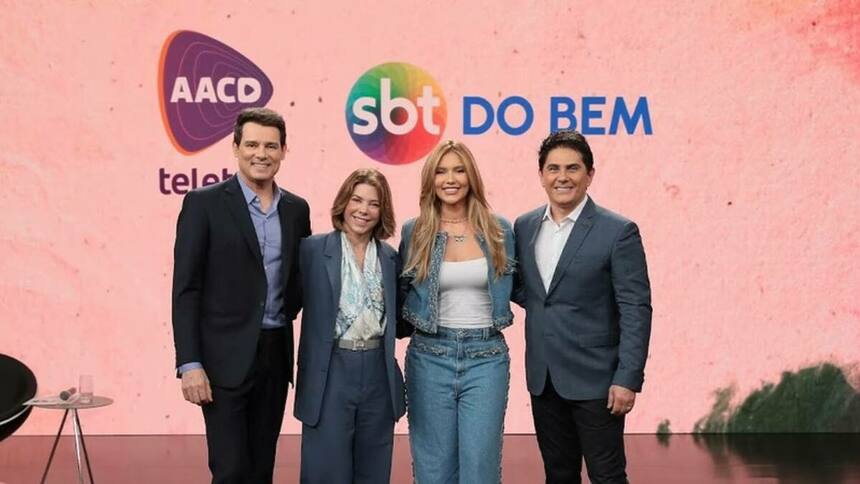 Celso, Virginia, Daniela e Cesar no palco do Teleton