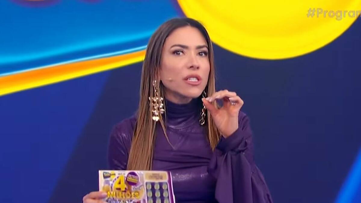 Patricia Abravanel segura o bilhete da Tele Sena de Aniversário