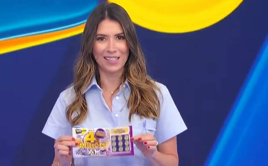 Rebeca Abravanel segura o bilhete da Tele Sena de Aniversário