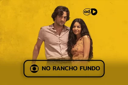 Protagonistas da novela No Rancho Fundo sorrindo na arte do resumo