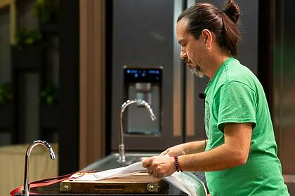 Roberto deixando o avental do MasterChef na bancada