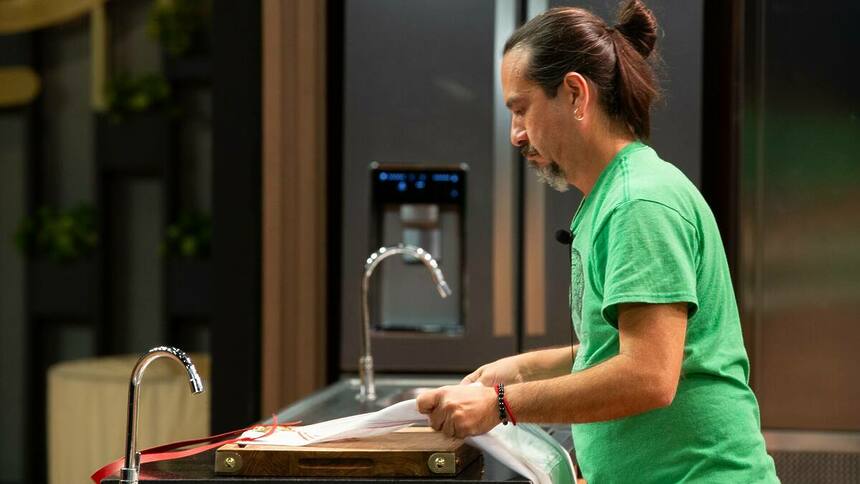 Roberto deixando o avental do MasterChef na bancada