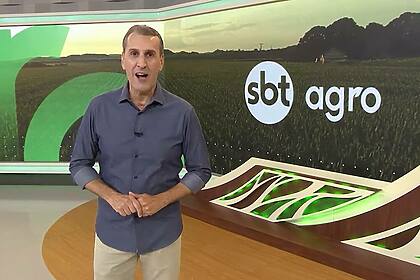 Sandro Ivanowski sorridente no cenário do SBT Agro