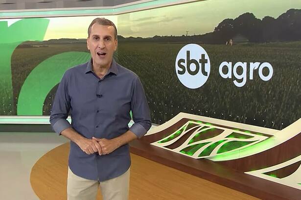 Sandro Ivanowski sorridente no cenário do SBT Agro