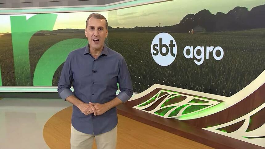 Sandro Ivanowski sorridente no cenário do SBT Agro