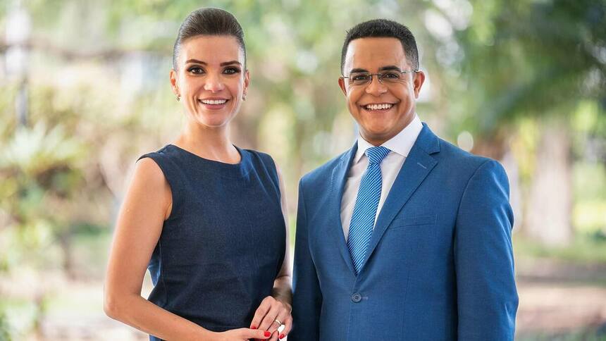 Sabina Simonato e Marcelo Pereira em foto posada juntos