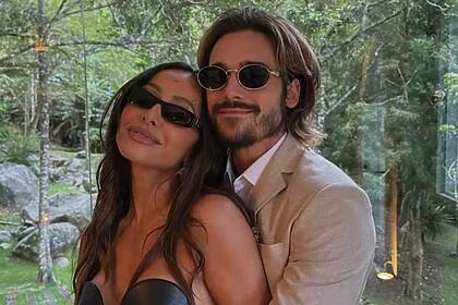 Sabrina Sato e Nicolas Prattes em foto posada juntos