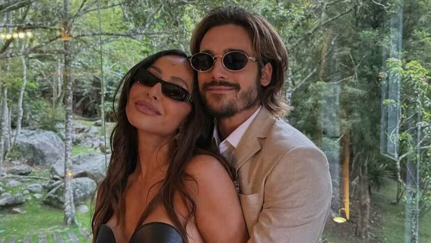 Sabrina Sato e Nicolas Prattes em foto posada juntos