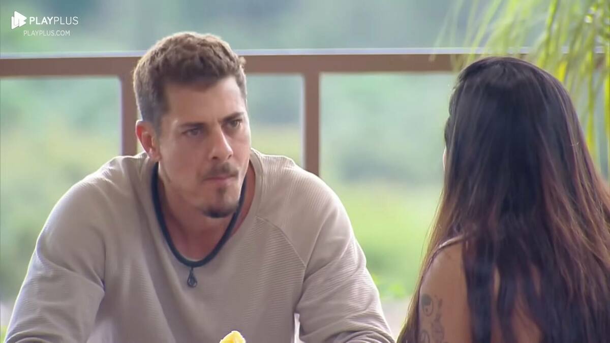 Sacha olha surpreso para Luana na área externa de A Fazenda