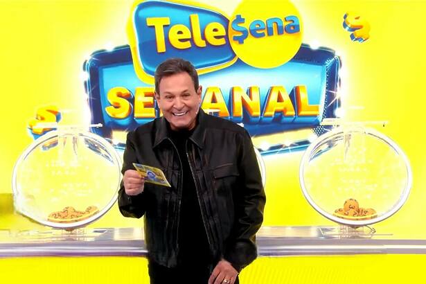 Luiz Ricardo segurando o bilhete da Tele Semanal edição 21