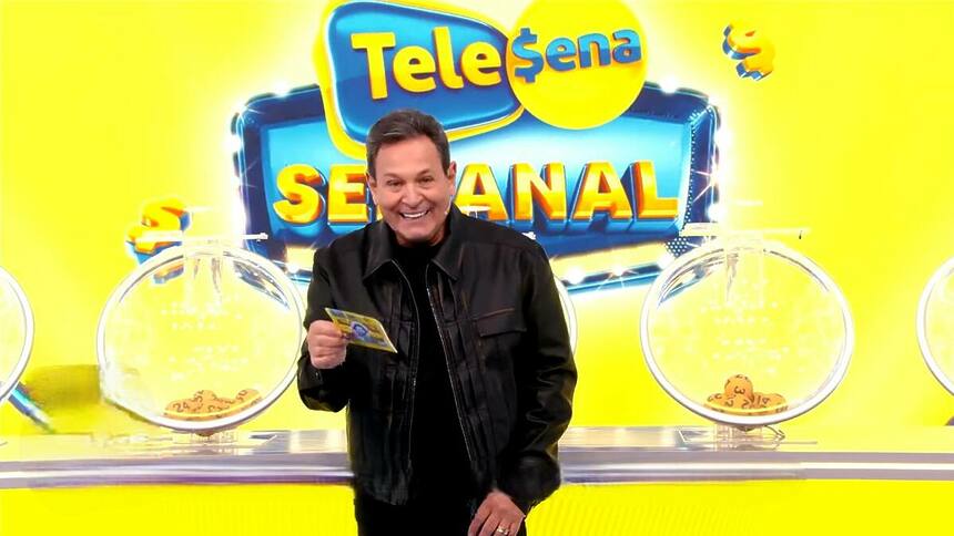 Luiz Ricardo segurando o bilhete da Tele Semanal edição 21