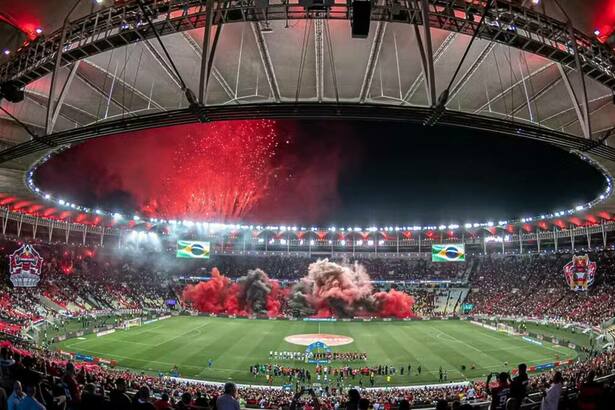 Torcida do Flamengo com mosaico do Maracanã