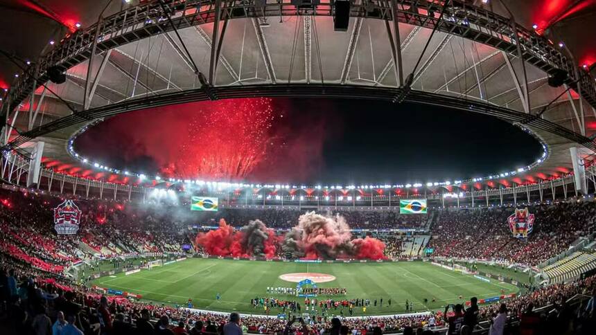 Torcida do Flamengo com mosaico do Maracanã