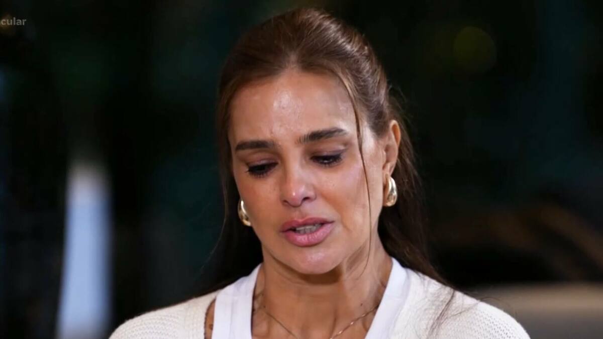 Vera Viel de cabeça baixa, em trecho de entrevista ao Domingo Espetacular
