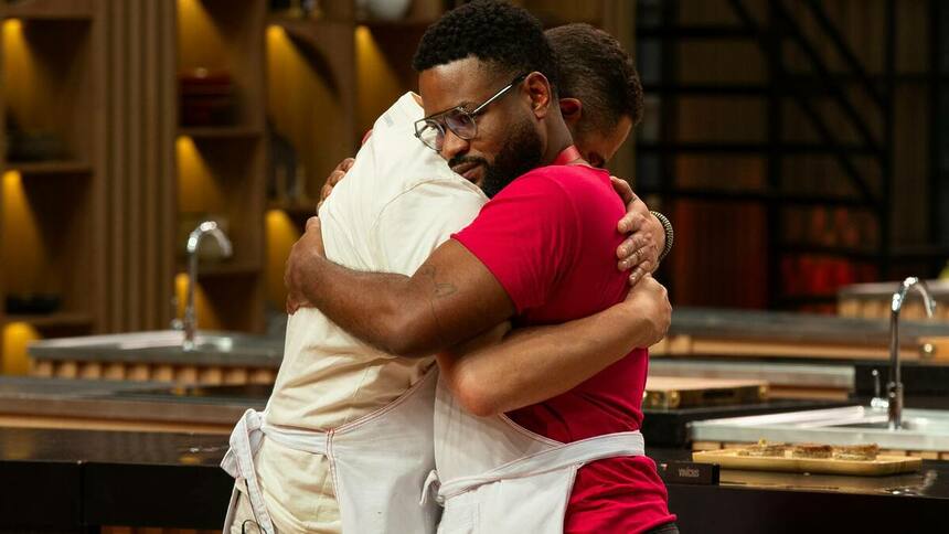 Vinicius e José Roberto se abraçando no Masterchef