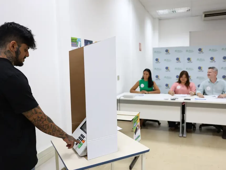 Homem na cabine de votação da Eleição 2024