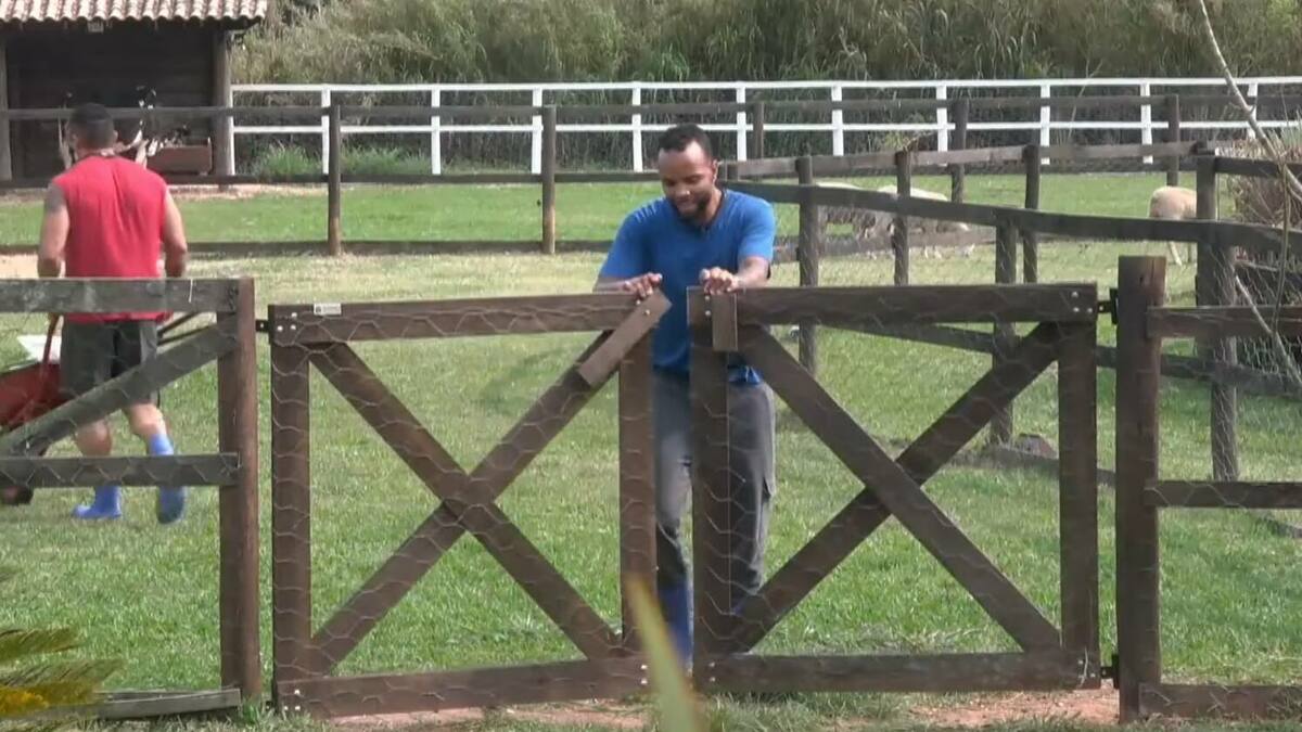 Zaac fechando a porteira em A Fazenda