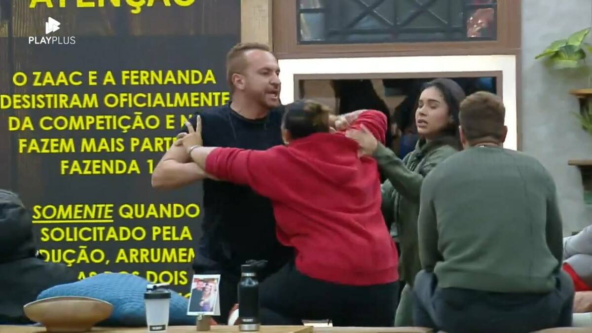 Zé Love surta na sala de A Fazenda