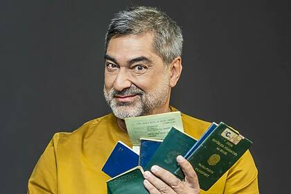 Zeca Camargo com passaportes na mão