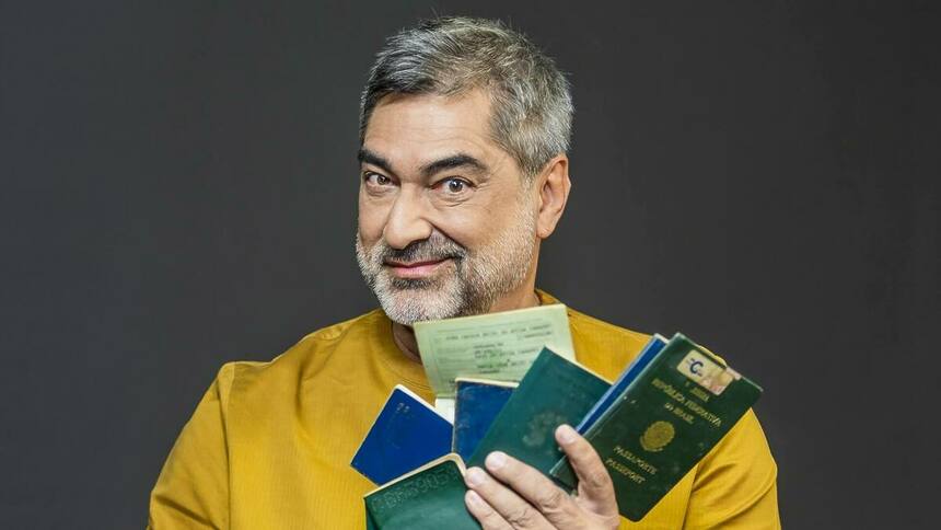 Zeca Camargo com passaportes na mão