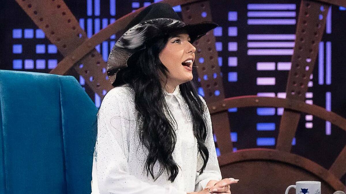 Aa Castela com a boca aberta em entrevista ao programa Lady Night