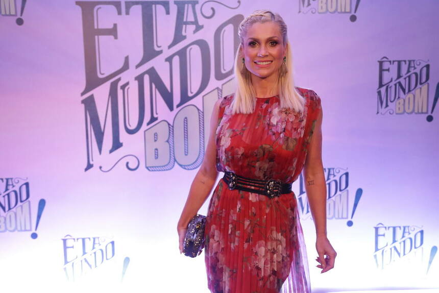 Flavia Alessandra sorridente na coletiva de imprensa da novela Êta Mundo Bom!