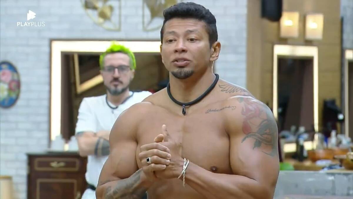 Gilsão com as mãos fechadas anunciando suas escolhas para o Rancho do Fazendeiro em A Fazenda 16