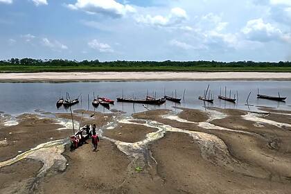 Imagem do alto mostra o leito do rio na Amazônia seco, em reportagem do Globo Rural