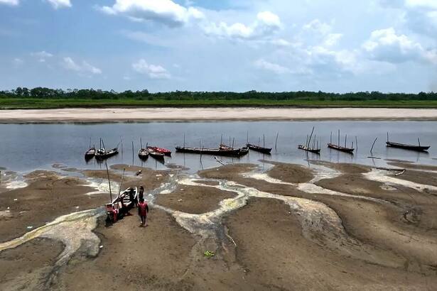 Imagem do alto mostra o leito do rio na Amazônia seco, em reportagem do Globo Rural