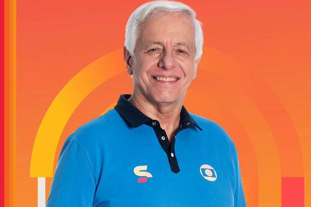 Milton Leite com o uniforme da TV Globo sorrindo em um fundo laranja