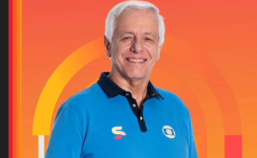 Milton Leite com o uniforme da TV Globo sorrindo em um fundo laranja